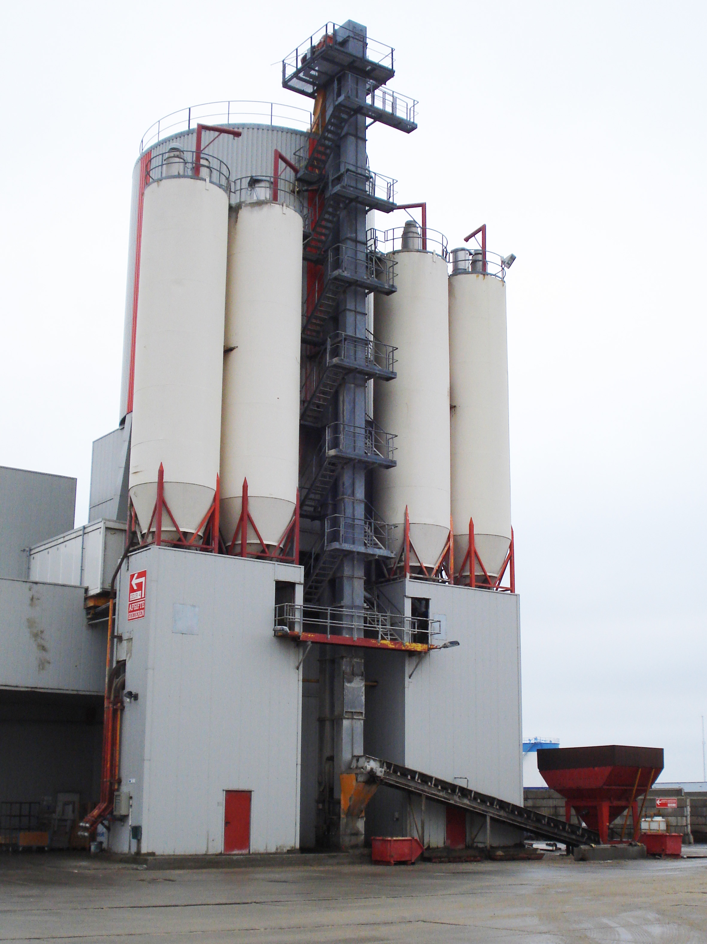 Elevator conveyor concrete plant
