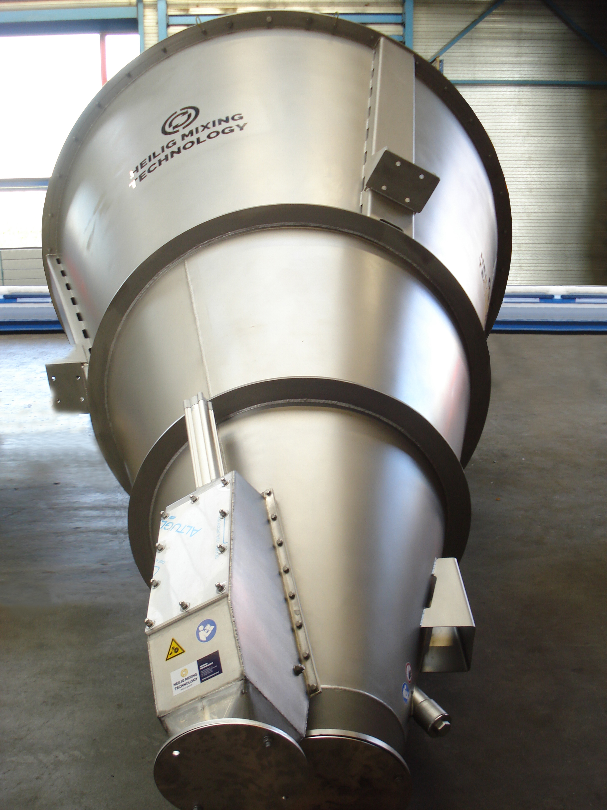 Conical mixer for powders and granular